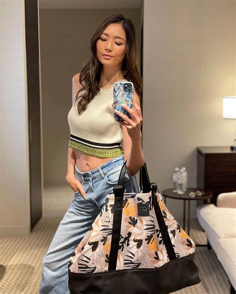 福田萌子さんのインスタグラム写真 福田萌子instagram「alphatauri の大きなバッグのおかげで出張先で荷物が増えても