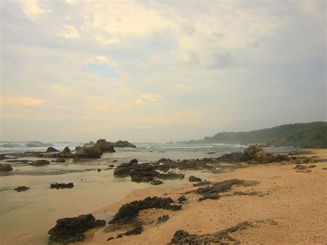 Memandangi Hempasan Ombak Di Pantai Karang Songsong Indonesia Kaya