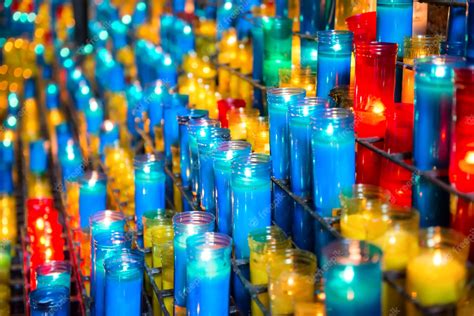 muchas velas de colores en el monasterio de montserrat en barcelona españa foto premium