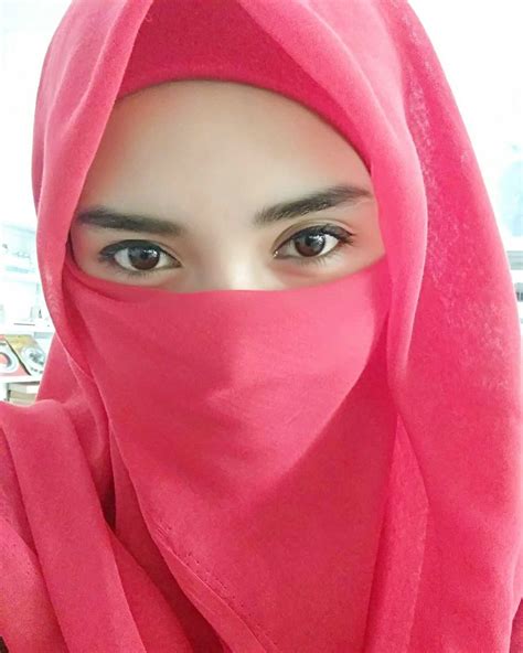 Mata Indah Dan Cantik Cewek Hijab Manis Selfie Paka Cadar Dan Jilbab Merah Menggoda Beautiful