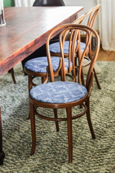 How to reupholster a dining room chair seat and back? How to Reupholster Round Chair Seats | Round chair, Garden ...