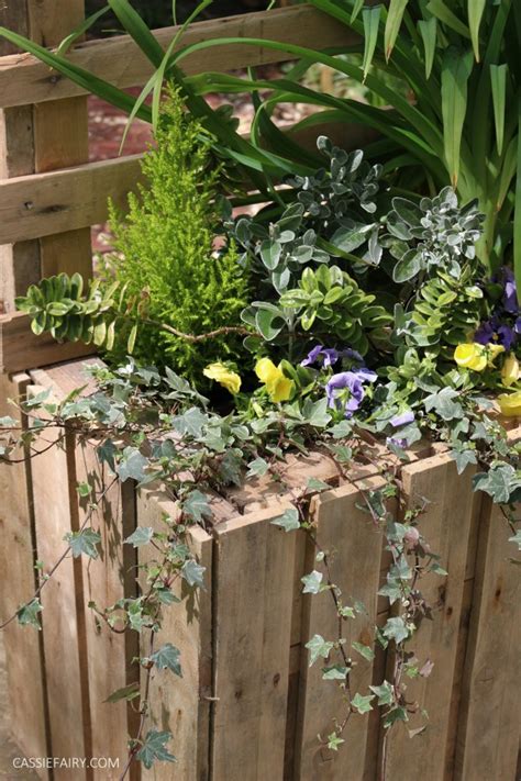 So, here some diy privacy screen ideas: DIY Upcycled pallet planter & privacy screen
