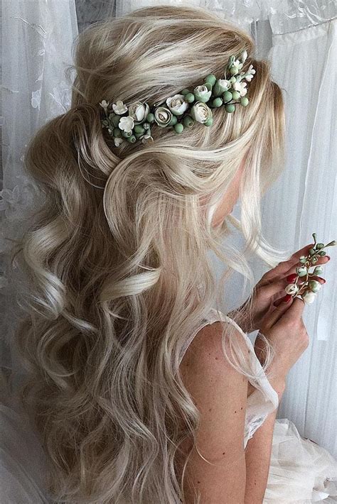 19 Ways To Wear Flowers In Your Bridal Hairstyle ~ Kiss
