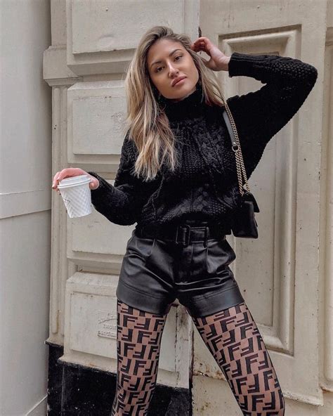Total Black Outfit Leather Shorts Fendi Tights Street Style Calção De Couro Roupas Com