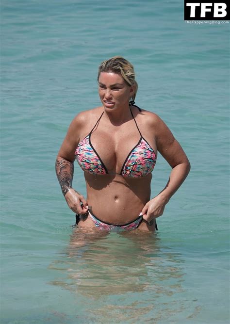 Hot Katie Price Shows Off Her Sexy Boobs On The Beach In Thailand