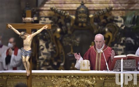 Photo Pope Francis Leads The Good Friday Services At The Vatican