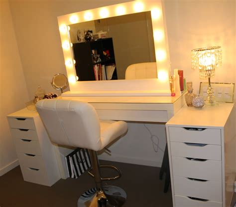 Here you can observe exquisite designs of makeup vanity with a lighted makeup mirror, which is so crucial to have for makeup lovers! ROGUE Hair Extensions: IKEA MAKEUP VANITY & HOLLYWOOD LIGHTS!