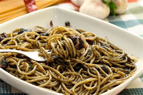 L'aggiunta di polpa di pomodoro oppure di estratto di pomodoro. Pasta al nero di seppia - Siciliafan