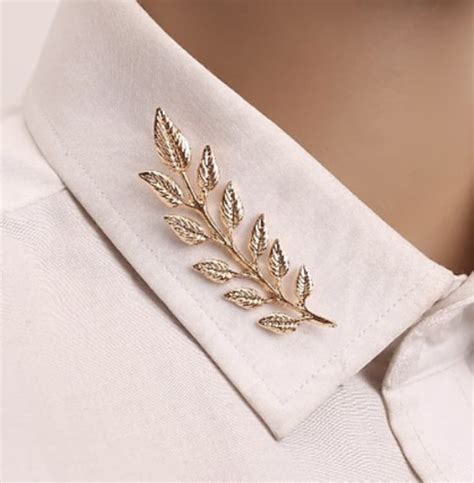 How To Wear A Brooch According To Style Experts