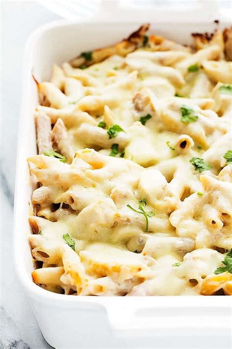 Baked pastas like this chicken alfredo baked ziti are perfect for those nights! Chicken Alfredo Baked Penne | Creme De La Crumb