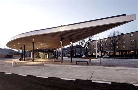 Uruchomiono 4 linie tramwajowe, które kursowały pod koniec roku po 16,7 km tras. Dworzec autobusowy, Piekary Śląskie - Grid Architekci