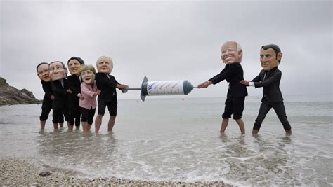 Stotine kostimiranih demonstranata na protestima povodom samita G7 ...