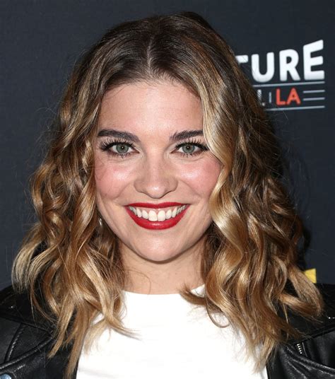 Annie Murphy S Extralong Lashes At The Vulture Festival Annie Murphys Best Hair And