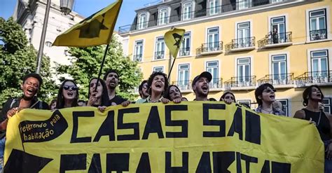 Queremos Uma Casa Para Morar Centenas De Pessoas Manifestam Se Em