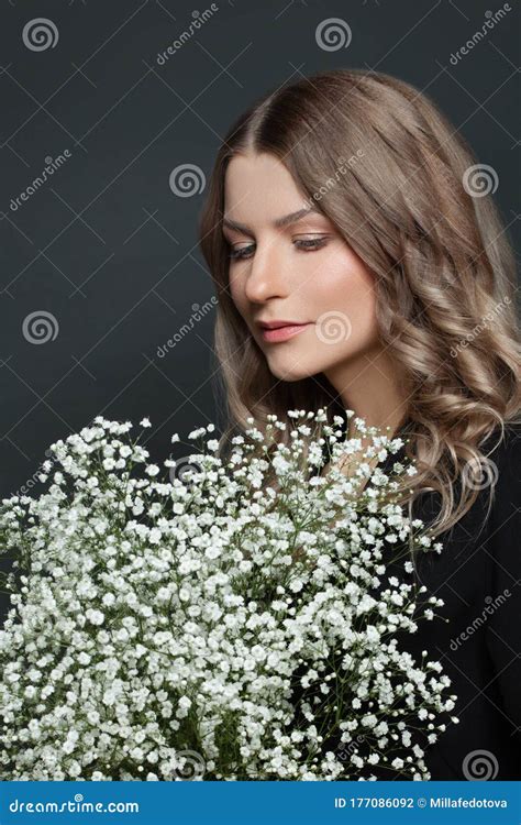 Mujer Perfecta Con Flores Blancas En El Fondo Negro Foto De Archivo