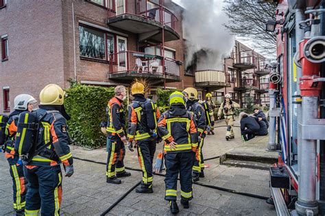 Gewonde bij steekpartij op wartburg college in zevenkamp. Uitslaande brand verwoest woning Errol Garnerstraat ...