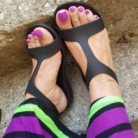 npraise of beautiful feet big toe queen