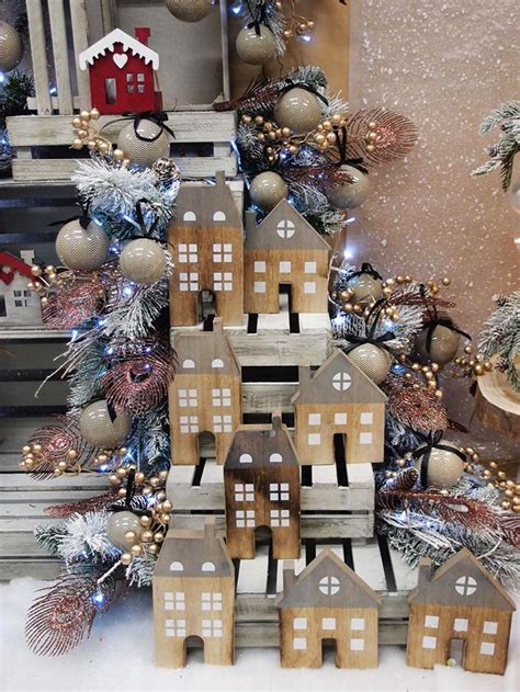 È un addobbo natalizio dedicato tutto al tuo amico fido, certo perchè anche lui merita delle decorazioni di natale tutte speciali. Idee Vetrine Natale | Natal, Criatividade e Casas