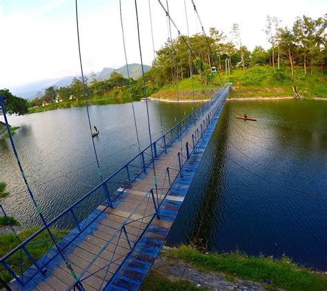 Pariwisata perum jasa tirta i. Jembatan Gantung Waduk Selorejo