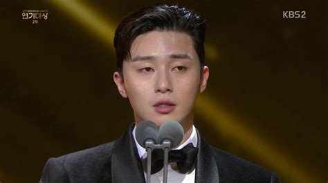 Park Seo Joon Tears Up As He Sends Message To Father During 2017 Kbs