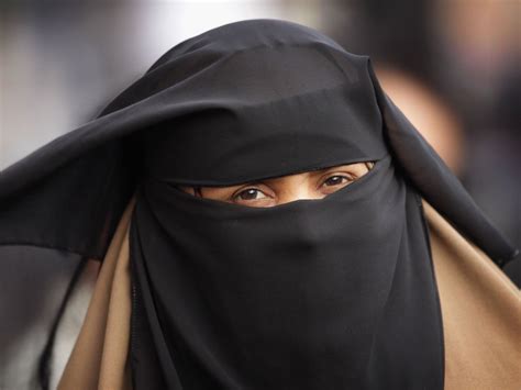 Man S Ban The Burqa Stunt Backfires When He Puts Niqab On In Debenhams And Police Are Called