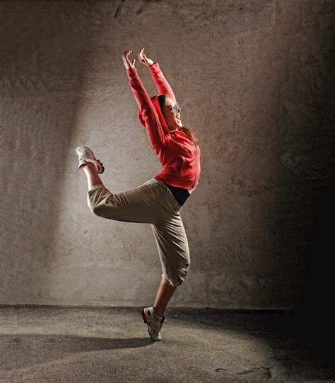 Joven Mujer Bailando Dance Modernbreak Foto Premium