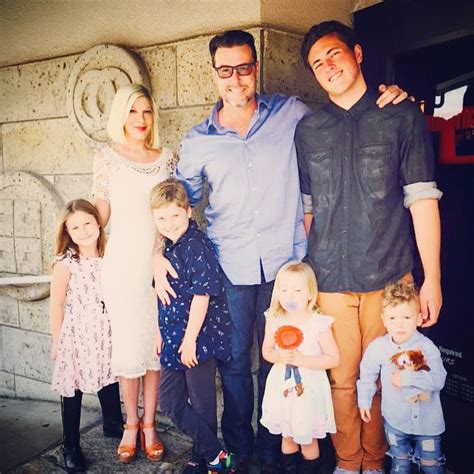 Tori Spelling And Dean Mcdermott Celebrate 9th Wedding Anniversary With Pda Filled Pic