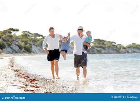 Família Bonita Feliz Nova Que Anda Junto Na Praia Que Aprecia Férias De