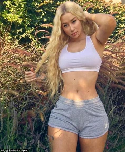 Iggy Azalea Flaunts Derriere In A Crop Top And Shorts Daily Mail Online