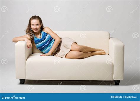 Femme sur le canapé Filles nues et leurs chattes
