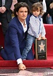 Orlando Bloom con su hijo Flynn recibiendo su estrella en el Paseo de ...