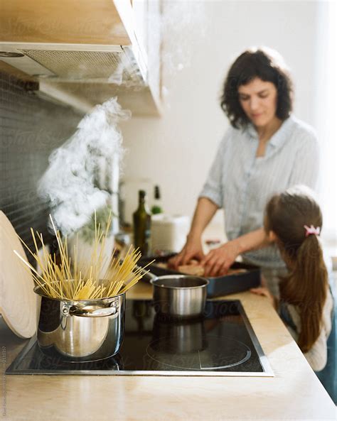Spaghetti Boiling Near Cooking Mother And Daughter Del Colaborador De