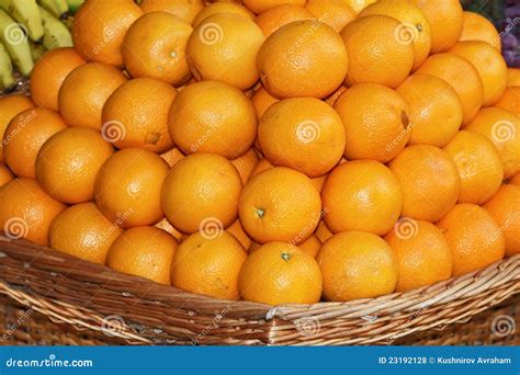 Panier En Osier Avec Des Oranges Photo Stock Image Du Achats Frais