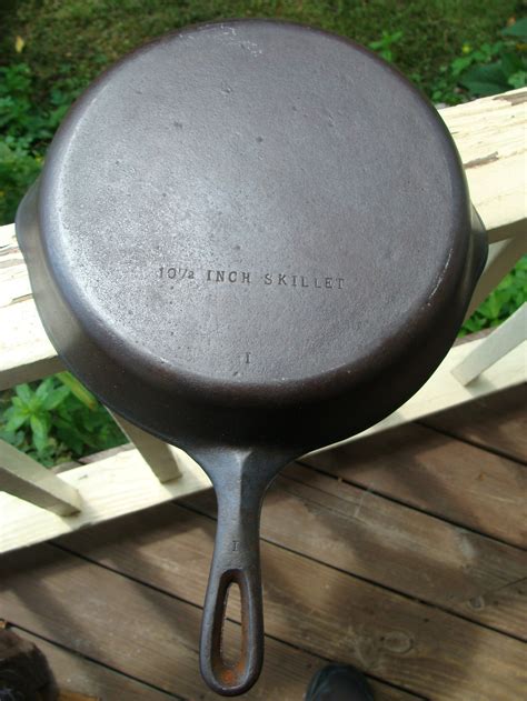 vintage unmarked wagner cast iron no8 skillet number eight etsy