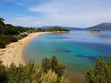 It is separated from boeotia in mainland greece by the narrow euripus strait (only 40 m (130 ft) at its narrowest point). Mooiste stranden van Evia Griekenland, dit moet je zien ...