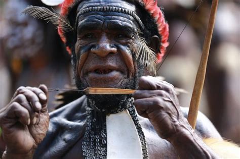 Dimana mempunyai jenis suara ideofon yang dalam memainkannya dengan cara dipukul menggunakan alat pemukul khusus. 11 Alat Musik Papua - Lengkap Beserta Penjelasan, Gambar, dan Mitos
