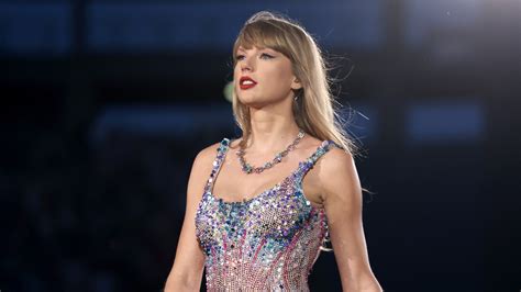 How Taylor Swift S Makeup Reportedly Survives Her Rain Soaked Concerts