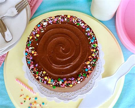 Vanilla Cake With Easy Chocolate Frosting Lindsay Ann Bakes