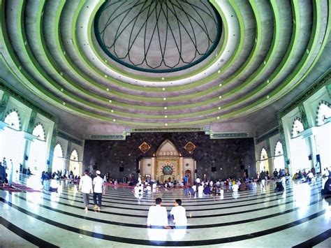 Foto Mengintip Megahnya Masjid Raya Makassar