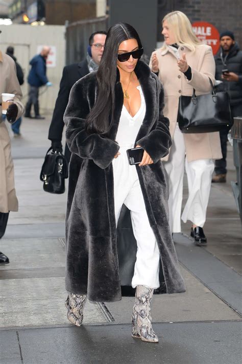 kim kardashian in black fur coat 04 gotceleb