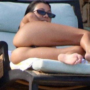 Kim And Kourtney Kardashian Flaunt Curves In Skimpy Bikinis Pics Sexiz Pix