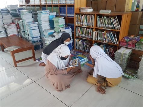 Foto Artikel Kpm M Mahasiswa Unipdu Dampingi Pengolahan Buku
