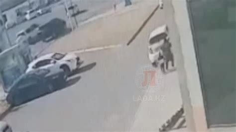 Женщина за рулем авто сбила мать с ребенком на тротуаре в Актау видео