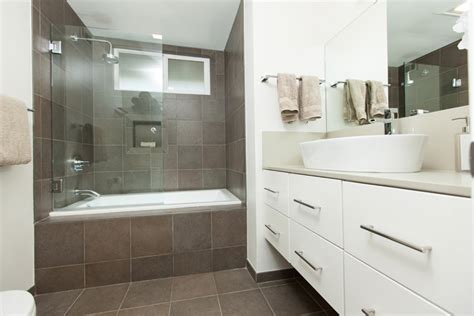 Oct 16, 2020 · sleek, modern silhouettes and glossy surfaces give a small bathroom a clean, simplistic look. Floating Vanities | Sherman Oaks Bathroom Redesign & Remodel