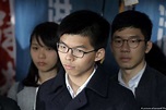 香港學生領袖黃之鋒被改判立即入獄 向支持者說「加油」之後被囚車帶走-風傳媒