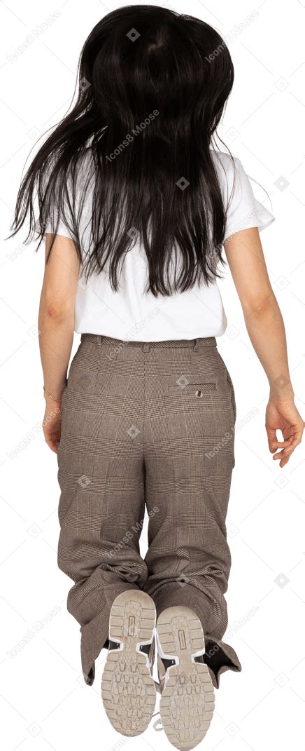 Foto De Vista Posterior De Una Señorita Saltando En Calzones Y Camiseta