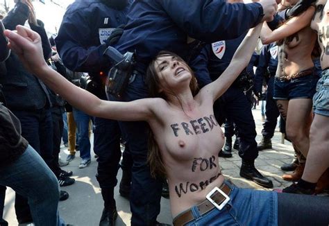 La Ola De Protestas Desnudas De Activistas De FEMEN En Todo El Mundo