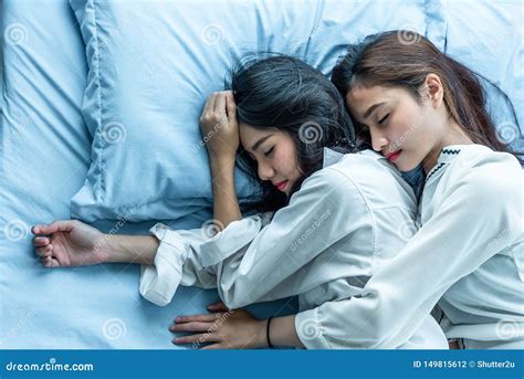 Draufsicht Von Zwei Asiatinnen Die Zusammen Auf Bett Schlafen Lesbische Liebhaber Und