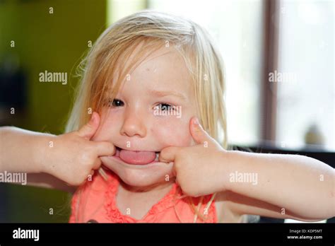 Una Niña De Tres Años Tirando De Caras Fotografía De Stock Alamy