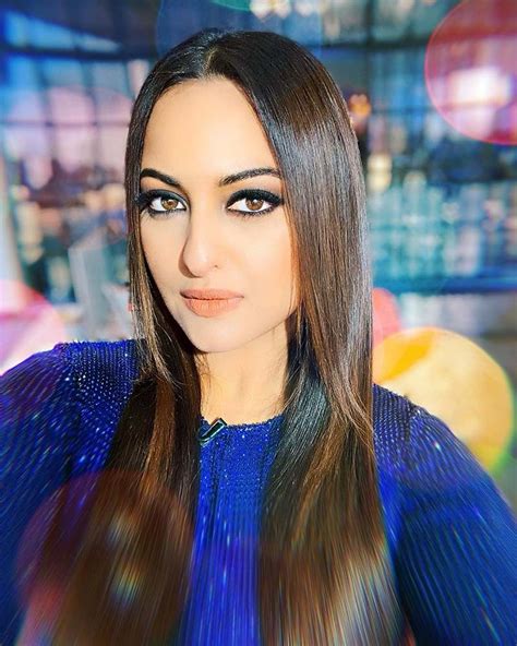 Sonakshi Sinha Birthday Special The Dabangg Girl Is Obsessed With Taking Selfies Anytime